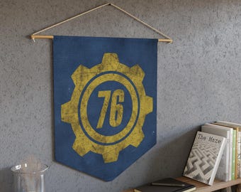 Bandeira de Equipamento Vault-Tec de Fallout 76 - Arte de Parede "Reconquiste o Ermo"