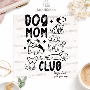 Peut inclure: Un design graphique noir et blanc avec les mots "DOG MOM CLUB" et la phrase "life is short spoil your dog." Le design comprend des illustrations de différentes races de chiens, comme un dalmatien, un bouledogue et un caniche.