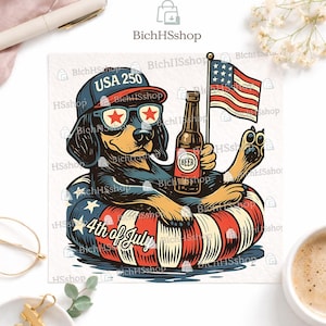 Könnte beinhalten: Eine patriotische Illustration eines Dackels mit Sonnenbrille mit sternförmigen Gläsern und einem "USA 250" Hut, der eine Bierflasche und eine amerikanische Flagge hält. Der Hund befindet sich in einem rot-weiß-blauen Schwimmring mit dem Text "4th of July".