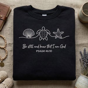 Op de afbeelding: Een set van drie keramische mokken met een gespikkelde, matte afwerking. De mokken zijn in tinten crème, lichtgrijs en donkergrijs. Elke mok heeft een eenvoudig, minimalistisch ontwerp, perfect voor koffie of thee.