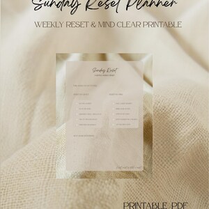 Może przedstawiać: Drukowany planer PDF zatytułowany "Sunday Reset Planner" z sekcjami na cele i intencje tygodniowe. Widoczny jest również tekst "Weekly Reset & Mind Clear Printable". Tło to neutralna beżowa tkanina.