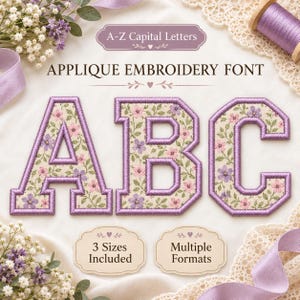 Può includere: Un font per ricamo ad applique che presenta le lettere maiuscole A, B e C. Ogni lettera ha uno sfondo color crema con un motivo floreale di fiori rosa e viola e foglie verdi, delineato da un filo da ricamo viola spesso e lucido.