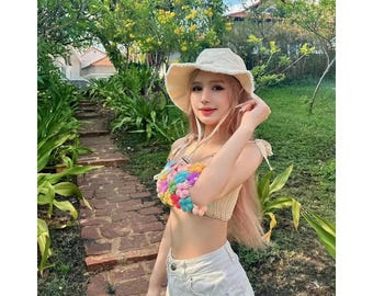 Top corto de crochet con flores vibrantes, sujetador de bikini floral con pompones, top de verano hecho a mano, atuendo para festivales y fiestas, regalo para ella, ropa de playa.