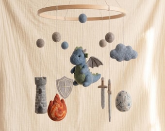 Móvil para cuna con diseño de dragón / Decoración de fantasía para la habitación del bebé / Móvil medieval de fieltro con castillo y espadas / Regalo de cuento de hadas para baby shower