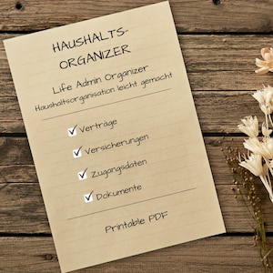 Könnte beinhalten: Ein beigefarbenes Papier mit der Überschrift "HAUSHALTS-ORGANIZER" und dem Text "Life Admin Organizer" und "Haushaltsorganisation leicht gemacht". Das Papier listet "Verträge", "Versicherungen", "Zugangsdaten" und "Dokumente" mit Häkchen auf. Unten steht "Printable PDF".