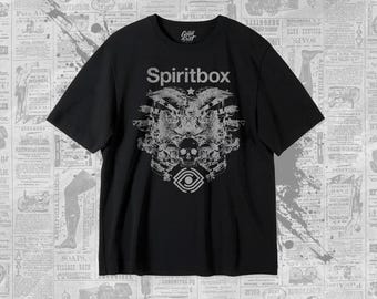Könnte beinhalten: Ein schwarzes Kurzarm-T-Shirt mit dem weißen Schriftzug Spiritbox über einer detaillierten Grafik aus Adler, Totenköpfen und einem Augensymbol. Das T-Shirt hat einen Rundhalsausschnitt und eine Standardpassform mit einer dunklen Grafik.
