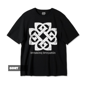 Könnte beinhalten: Schwarzes T-Shirt mit einem weißen, verwitterten Blumengrafik-Design und dem Text "breaking benjamin". Das kurzärmlige T-Shirt hat einen Rundhalsausschnitt. Das Good Print-Logo befindet sich oben rechts. Das Design ist ein verwittertes, weißes Blumenmuster.