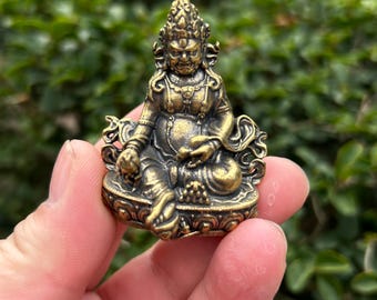 Estatua de Buda Jambhala de latón, tamaño de bolsillo, deidad tibetana de la riqueza, figura vintage, decoración para mascotas de té con pátina PB021
