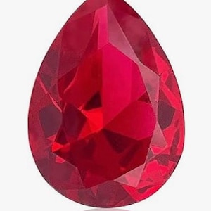 以下が含まれることがあります： 深い鮮やかな赤色をした洋梨型の宝石で、表面はファセットカットされています。尖った上部と丸みを帯びた底部を持ち、光を反射する多数の三角形や四角形のファセットが複雑な幾何学模様を作り出しています。