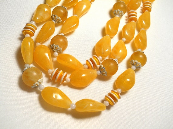 Vintage Butterscotch Yellow and White Beaded Trip… - image 3