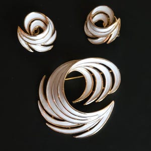 Vintage Crown Trifari Brooch & Earring Set