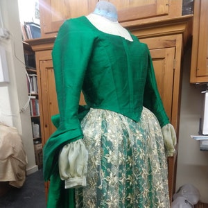 Chocolate girl / 18th century dress with apron