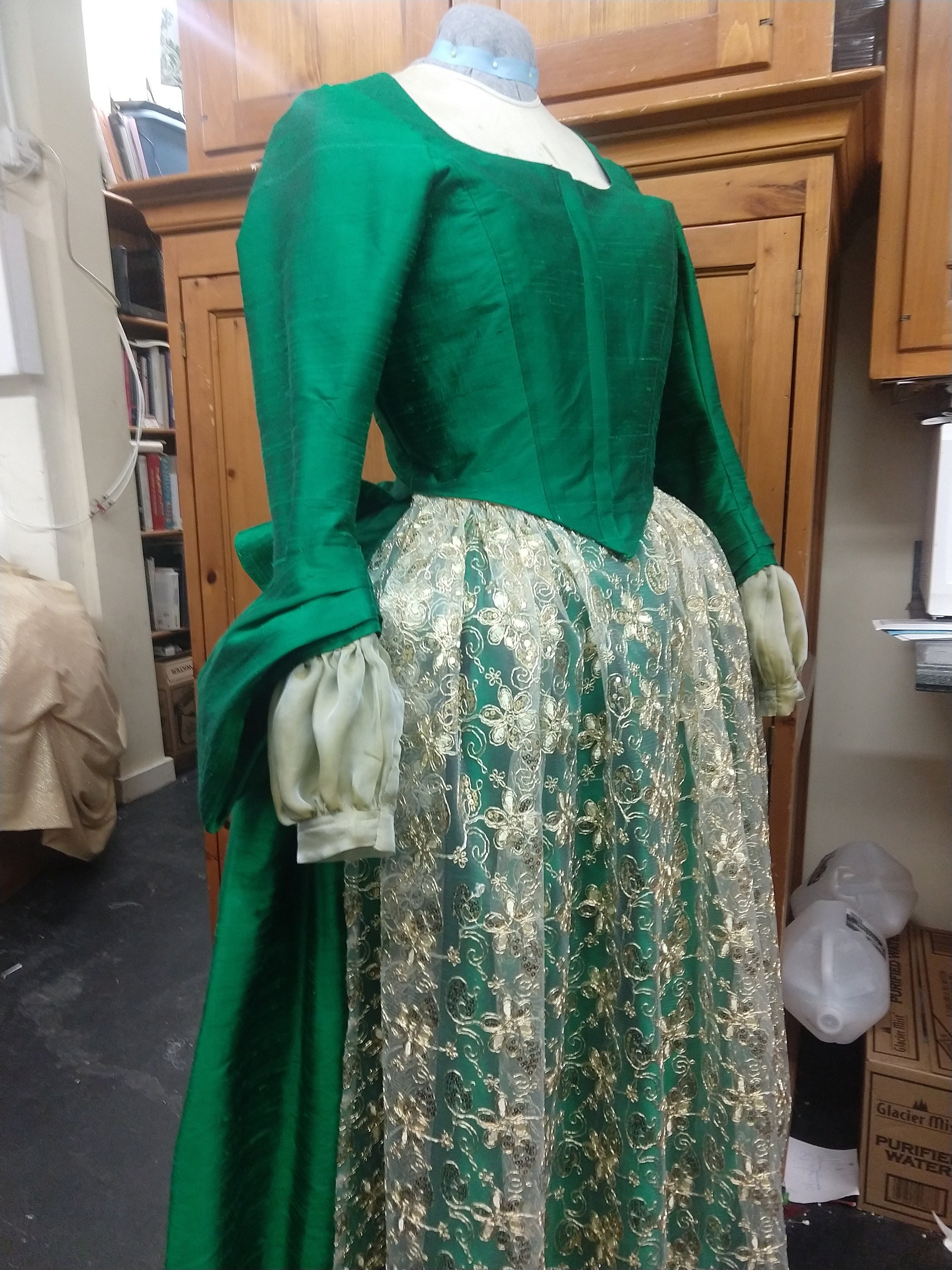 Chocolate girl / 18th century dress with apron