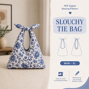 Könnte beinhalten: Dreieckige, lässige Bindetasche mit blau-weißem Blumenmuster. Die Tasche hat einen Griff, der oben gebunden wird. Der Text auf dem Bild lautet "SLOUCHY TIE BAG" und "PDF Digital Sewing Pattern".