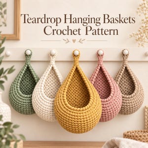 Puede incluir: Cinco cestas colgantes en forma de lágrima en verde salvia, crema, amarillo mostaza, rosa empolvado y beige, con un patrón de ganchillo y un lazo superior. El texto Teardrop Hanging Baskets Crochet Pattern aparece arriba.