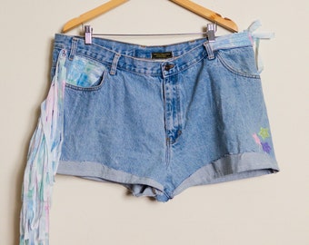 Feminine Men’s Cut Plus Size Reworked 1980s Lightwash Denim Jean Shorts With Pastel Floral Details - Size 44
