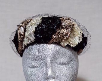 Sombrero vintage de la década de 1950 — Sombrero Pillbox negro y tostado con red negra de Lynn Brooke Hats