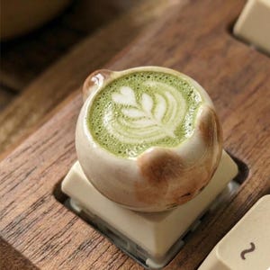 Tecla 3D com desenho de gato fofo tomando café – Tecla para teclado mecânico com arte kawaii de café com leite, compatível com Cherry MX, presente estético e aconchegante para a mesa, presentes para ela e para ele.