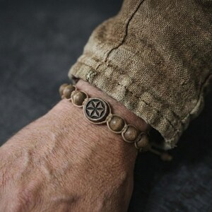 Handskuret Perun-armband i lindträ | Slavisk vikingaamulett bild 2