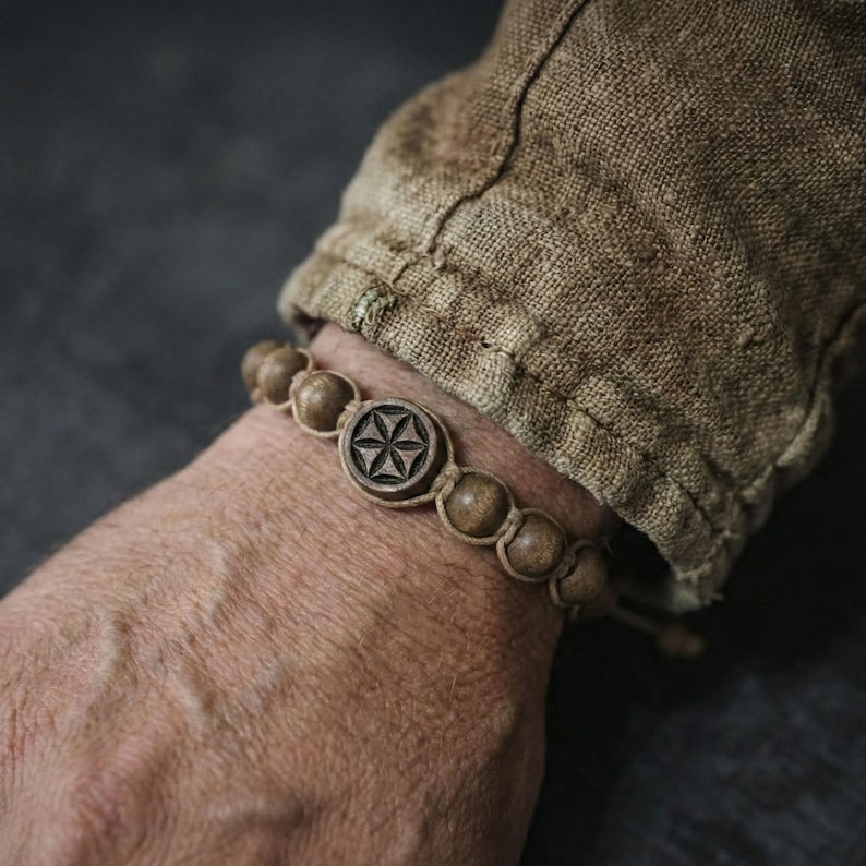 Handskuret Perun-armband i lindträ | Slavisk vikingaamulett bild 2