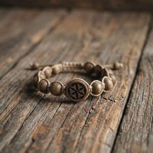 Handskuret Perun-armband i lindträ | Slavisk vikingaamulett bild 4