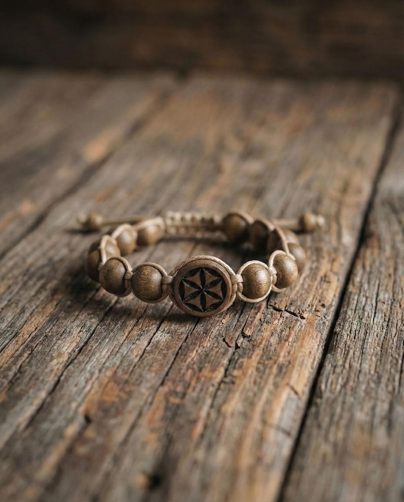 Handskuret Perun-armband i lindträ | Slavisk vikingaamulett bild 4