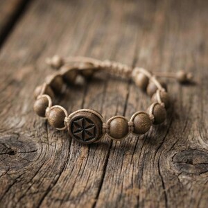 Handskuret Perun-armband i lindträ | Slavisk vikingaamulett bild 3