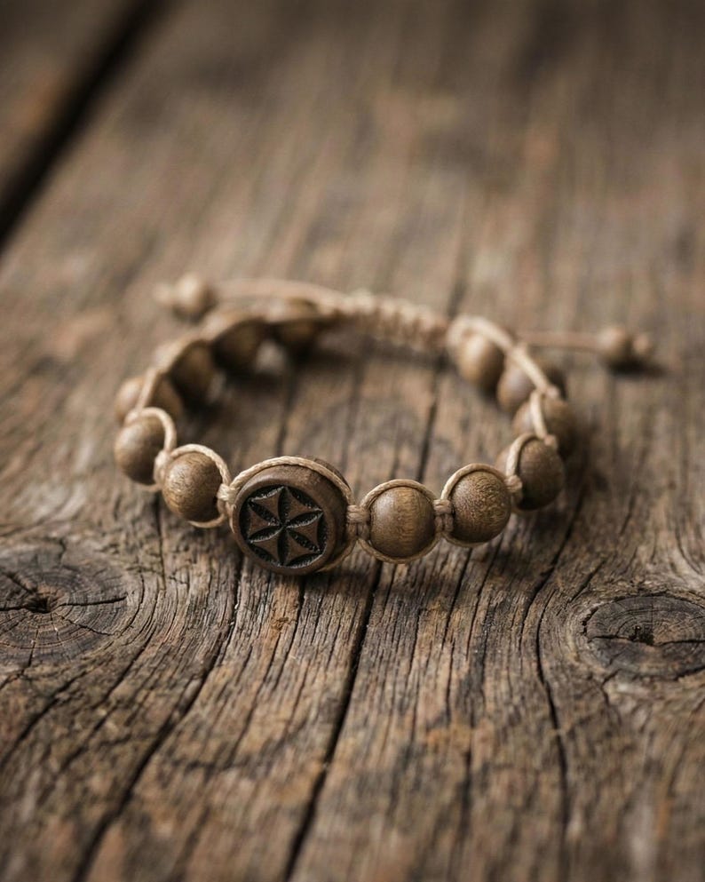 Handskuret Perun-armband i lindträ | Slavisk vikingaamulett bild 3