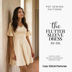 Może przedstawiać: Kobieta w kremowej sukience z falistymi rękawami. Sukienka ma dekolt w serek i rozkloszowaną spódnicę. Tekst po prawej stronie brzmi "the FLUTTER SLEEVE DRESS XS-3XL" i "PDF SEWING PATTERNS".