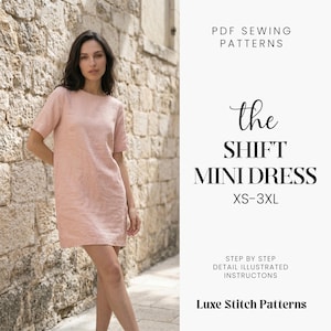 Op de afbeelding: Een vrouw draagt een lichtroze shift mini-jurk met korte mouwen. De jurk is gemaakt van een zachte stof en komt tot op de knie. De afbeelding bevat tekst: "the SHIFT MINI DRESS XS-3XL" en "Luxe Stitch Patterns".