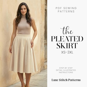 Puede incluir: Una mujer con un top de cuello alto beige y una falda midi plisada. La falda es de color beige claro y tiene una forma amplia y fluida. La imagen también incluye el texto "the PLEATED SKIRT" y "XS-3XL".