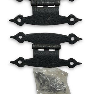 Puede incluir: Juego de tres bisagras decorativas negras con una superficie texturizada y un diseño puntiagudo único. Cada bisagra tiene un agujero circular en el extremo. Se incluye una pequeña bolsa de tornillos.