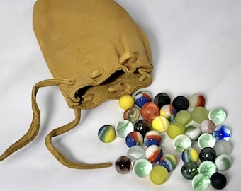 Blandat parti med 37 vintagekulor i läderpåse med dragsko