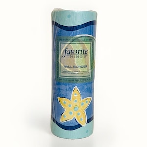 Może przedstawiać: Rolka wstępnie klejonej bordiury ściennej z jasnoniebieskim tłem i żółtym wzorem rozgwiazdy. Etykieta zawiera napis favorite things WALL BORDER PREPASTED WASHABLE STRIPPABLE 15 FT X 6.875 IN ROLL 4.57 M X 17.5 CM.