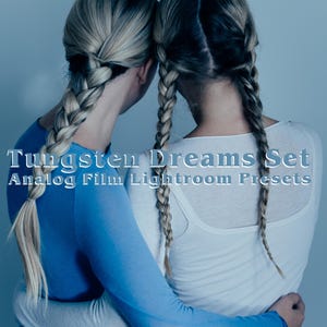 Puede incluir: Dos personas con trenzas rubias se abrazan, vistiendo una camisa azul de manga larga y una camiseta sin mangas blanca. La imagen tiene texto que dice "Tungsten Dreams Set Analog Film Lightroom Presets" y "KROMAsets". El fondo es azul liso.