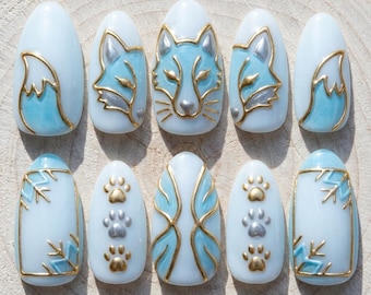 Eisblauer Polarfuchs Drücken Sie auf die Nägel | Kurze Ovale 3D-Gold-Waldtier-Fake-Nägel, niedlicher Pfotenabdruck, mystisch, Frühlingsnägel