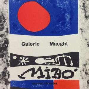 Könnte beinhalten: Abstrakte Kunstplakat mit blauem Hintergrund und roter ovaler Form. Das Plakat zeigt den Text "Galerie Maeght" und "Miro" in Schwarz, zusammen mit anderen abstrakten Formen und dem Text "oeuvres récentes". Das Plakat hat einen weißen Rand.