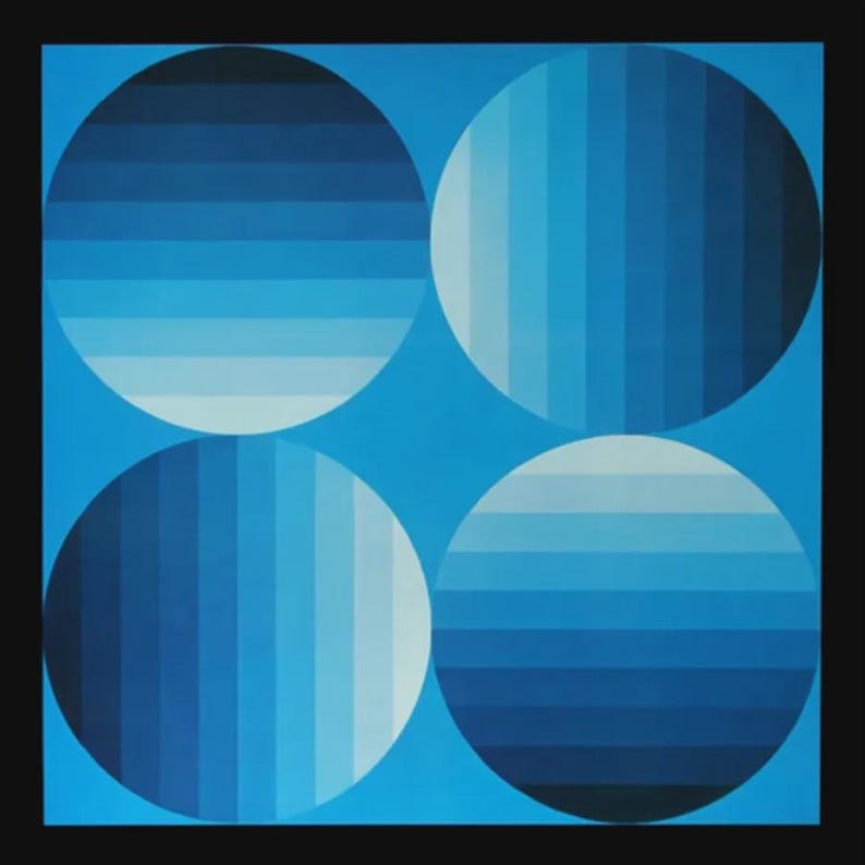 Op de afbeelding: Abstract geometrisch kunstwerk met vier grote cirkels in een vierkante opstelling. Elke cirkel is verdeeld in horizontale of verticale banden van verschillende blauwtinten, waardoor een gradi&euml;nteffect ontstaat tegen een lichtblauwe achtergrond.