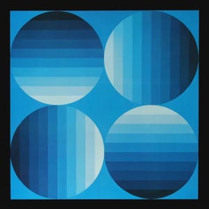 Op de afbeelding: Abstract geometrisch kunstwerk met vier grote cirkels in een vierkante opstelling. Elke cirkel is verdeeld in horizontale of verticale banden van verschillende blauwtinten, waardoor een gradi&euml;nteffect ontstaat tegen een lichtblauwe achtergrond.