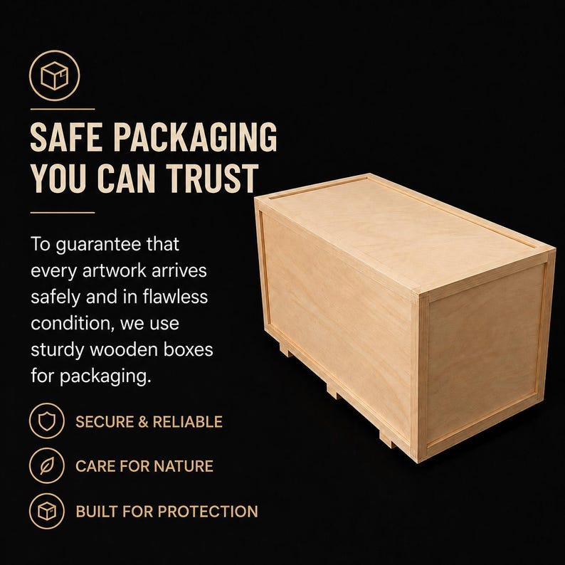 Op de afbeelding: Een rechthoekige, lichtgekleurde houten kist met een platte bovenkant en verstevigde randen. De tekst luidt: SAFE PACKAGING YOU CAN TRUST. To guarantee that every artwork arrives safely and in flawless condition, we use sturdy wooden boxes.