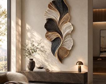 Könnte beinhalten: Eine große, vertikale Wandskulptur in Form eines abstrakten, organischen Blattes mit geschichteten, gerippten Texturen in den Farben Tiefschwarz, Metallic-Gold und Off-White, montiert an einer schlichten, neutralen Innenwand.