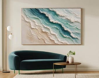 Könnte beinhalten: Ein großes rechteckiges Wandbild mit einem strukturierten Impasto-Gemälde von Meereswellen, die auf einen Sandstrand treffen. Das Kunstwerk zeigt Schattierungen von tiefem Türkis, Blaugrün und weißem Schaum auf beigem Untergrund.