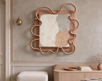 Könnte beinhalten: Ein quadratisches Wandkunstwerk mit einer zentralen Leinwand, die abstrakte Flecken in Creme, Grau und Terrakotta aufweist. Die Leinwand ist von einer dicken, wellenförmigen, terrakottafarbenen Rohrstruktur umgeben, die den Rahmen umschließt.