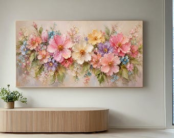 Könnte beinhalten: Ein rechteckiges Wandbild auf Leinwand mit einem Ölgemälde eines dichten Blumenarrangements. Die Komposition zeigt rosa, gelbe, weiße und violette Blüten mit grünem Blattwerk, die mit sichtbaren, strukturierten Pinselstrichen auf hellem Grund gemalt sind.