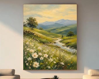 Könnte beinhalten: Ein rechteckiges Ölgemälde, das eine Landschaft mit weißen Wildblumen auf einer grünen Wiese im Vordergrund, einem sich schlängelnden Bach in der Mitte, grünen Hügeln, einem einzelnen Baum und fernen blauen Bergen unter einem gelben Himmel zeigt.