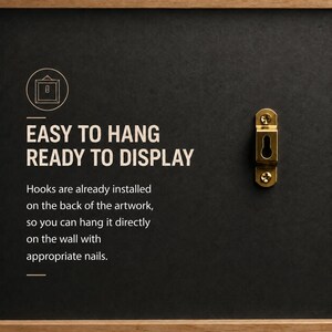 Op de afbeelding: Een zwart achterpaneel met een goudkleurige metalen sleutelgatophanger. De tekst luidt: EASY TO HANG READY TO DISPLAY. Haken zijn al op de achterkant van het kunstwerk ge&iuml;nstalleerd, zodat het direct aan de muur kan met geschikte spijkers.