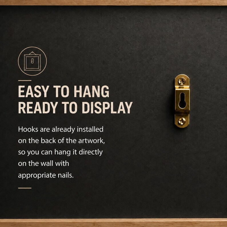 Op de afbeelding: Een zwart achterpaneel met een goudkleurige metalen sleutelgatophanger. De tekst luidt: EASY TO HANG READY TO DISPLAY. Haken zijn al op de achterkant van het kunstwerk ge&iuml;nstalleerd, zodat het direct aan de muur kan met geschikte spijkers.