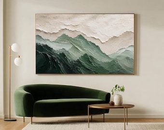 Könnte beinhalten: Ein großes rechteckiges Wandbild mit einer strukturierten Landschaftsmalerei von geschichteten Gebirgszügen. Das Kunstwerk zeigt tiefe waldgrüne, salbeigrüne und cremeweiße Töne mit dicken, sichtbaren Impasto-Pinselstrichen.