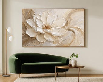Könnte beinhalten: Ein großes, rechteckiges Wandbild mit einer zentralen weißen Blume, die mit dicken, strukturierten Impasto-Pinselstrichen gemalt ist. Der Hintergrund zeigt wirbelnde abstrakte Muster in Creme-, Beige- und Metallic-Goldtönen.