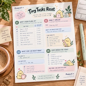 Könnte beinhalten: Ein MindoraX Tiny Tasks Reset Planerblatt mit pastellfarbenen Bereichen zur Aufgabenverwaltung, verziert mit niedlichen gelben Küken, Checkboxen und Anleitungen zum Unterteilen von Aufgaben. Die Seite enthält Textfelder zum Auflisten von Aufgaben, Zeitschätzungen und zum Setzen kleiner Ziele für einen ruhigeren Tag.